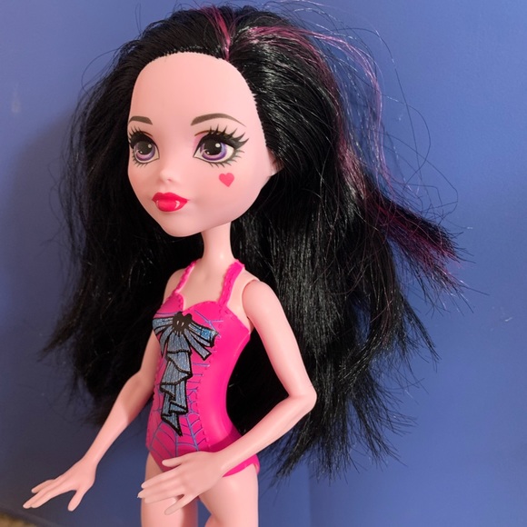 MONSTER HIGH DRACULAURA PINK SWIMSUIT DOLL - Picture 2 of 6